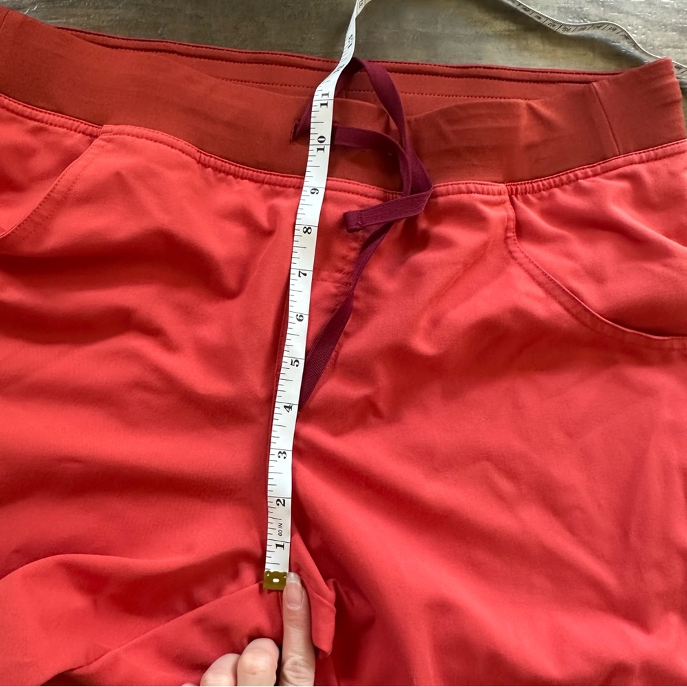 FIGS limited edition clay Large scrub set Kade pants and Kasma top like new - Picture 10 of 16